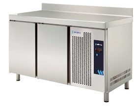 <p>Bancada em aço inox com acabamento acetinado